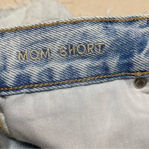 American Eagle Shorts Women’s Size 2 Light Wash distressed Denim Mom Shorts - Picture 10 of 14